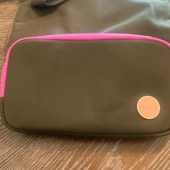Shorty Love Olive Crossbody Bag with Pink Trim and matching wallet - Picture 10 of 16